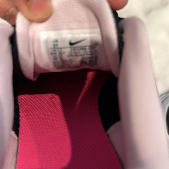 Ladies Nike sneakers - Picture 3 of 4